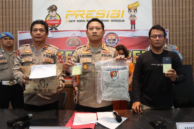 Kapolresta Tanjungpinang didampingi Kasi Humas dan Kanit Pidum saat menunjukkan barang bukti milik pelaku