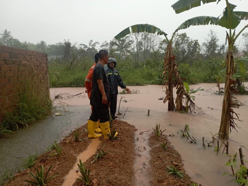 TRC BPBD Tanjungpinang saat melakukan evakuasi Banjir di Perumahan Karya Indah