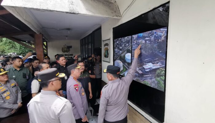 Kapolri Jenderal Listyo Sigit Prabowo Meninjau Lokasi Kebakaran Depo Pertamina Plumpang