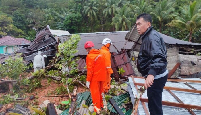 Bupati Natuna Minta Tim Evakuasi Untuk Mundur Sementara Dikarenakan Hujan Terus Mengguyur