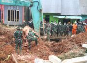 Pasukan PRCPB Korem 033 WP dan Alat Berat Kembali Bertambah Dalam Pencarian Korban Longsor di Pulau Serasan