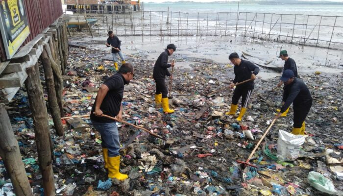 Disbudpar Tanjungpinang Lakukan Aksi Bersih-bersih di Objek Wisata Pulau Penyengat