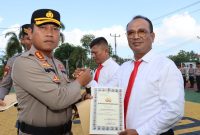 Kapolresta Tanjungpinang Kombes Pol Heribertus Ompusunggu ketika berikan penghargaan kepada salah satu Personel Polresta Tanjungpinang