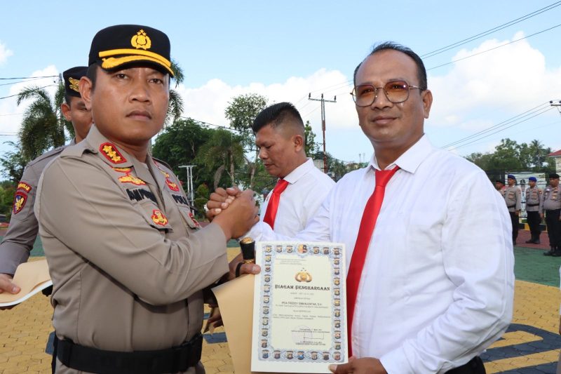 Kapolresta Tanjungpinang Kombes Pol Heribertus Ompusunggu ketika berikan penghargaan kepada salah satu Personel Polresta Tanjungpinang