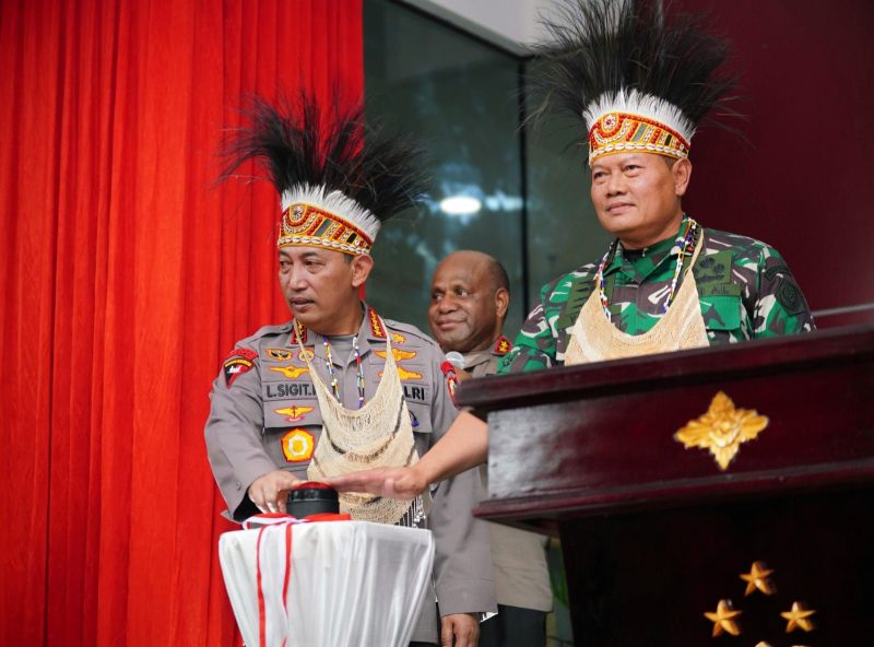 Kapolri Jenderal Listyo Sigit Prabowo dan Panglima TNI Laksamana Yudo Margono saat berada di Provinsi Papua
