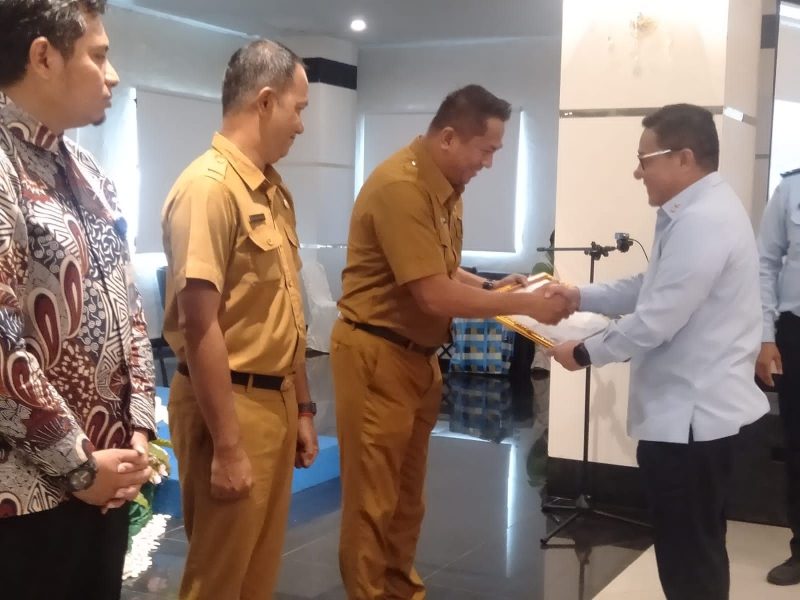 Kepala Kanwil Kemenkumham Kepri Saffar Muhammad Ghodam serahkan piagam penghargaan Kekayaan Intelektual Inovatif kepada Disbudpar Kota Tanjungpinang di Hotel CK Tanjungpinang