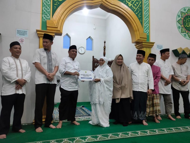 Penyerahan bantuan Masjid Al Hidayah Kampung Bangun Sari oleh Walikota Tanjungpinang dalam agenda Safari Subuh