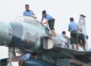 Ngabuburit Ala TNI AU, Personel Lanud RHF Tanjungpinang Bersihkan Tugu Pesawat F5 E Tiger