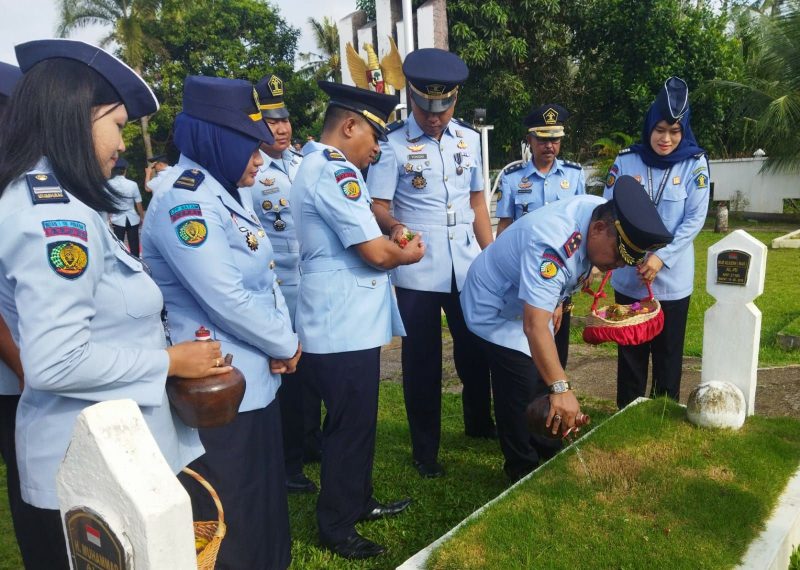 Kemenkumham Kepri gelar Tabur Bunga di Taman Makam Pahlawan dalam Peringatan hari Pemasyarakatan ke 59 tahun 2023