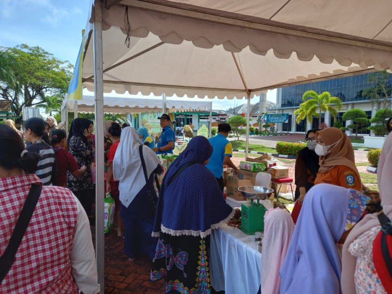 Antusiasme masyarakat Tanjungpinang saat memborong kebutuhan pokok di Pasar Murah Ramadhan di Kejaksaan Tinggi Kepulauan Riau