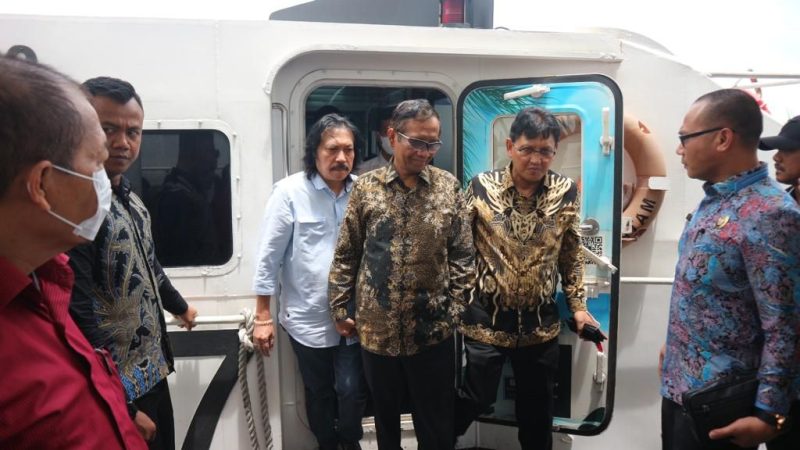 Menkopolkam Mahfud MD saat tiba di Kota Batam dengan menggunakan kapal Ferry