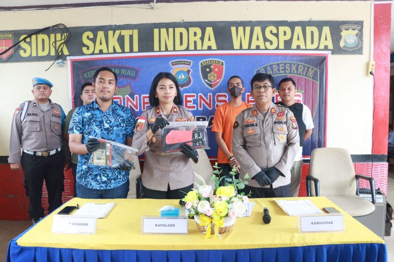 Kapolsek Batu Aji Kompol Restia Octane Guchy didampingi Kasi Humas Polresta Barelang dan Kanit Reskrim Polsek Batu Aji saat mengungkap kasus curanmor