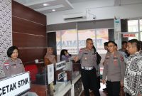 Kapolres Bintan AKBP Riky Iswoyo bersama Kasatlantas dan Bapeda Provinsi Kepri saat meresmikan Kantor Samsat Kijang