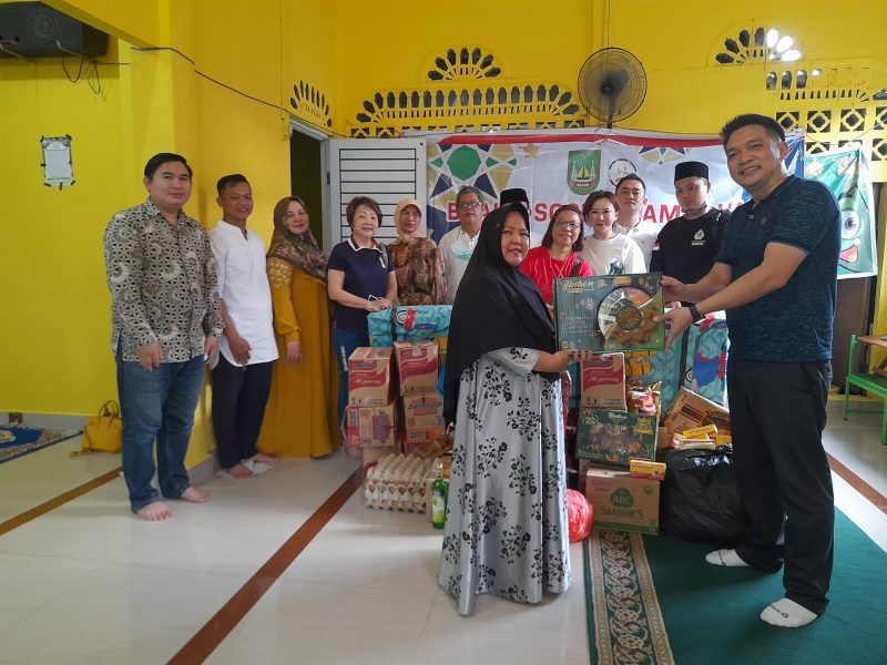 Ketua HP2TKDN Willi Tio saat memberikan bantuan paket sembako kepada Panti Asuhan Aini Tanjung Riau Sekupang Batam