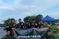 Ikatan Remaja Masjid Al Ma arij saat Berbagi Takjil Ramadhan