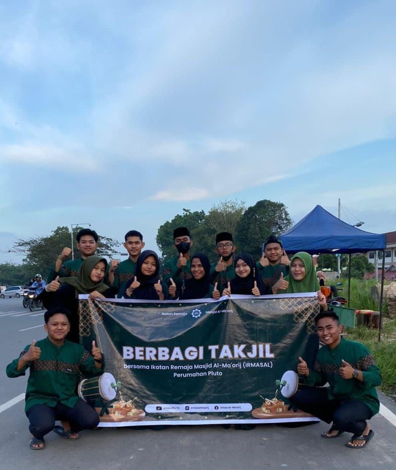 Ikatan Remaja Masjid Al Ma arij saat Berbagi Takjil Ramadhan