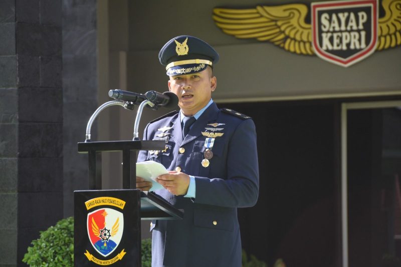 Mayor Lek Riza Rakhmad Febrianto bacakan amanat Panglima TNI Laksamana Yudo Margono dalam Peringatan Hari TNI Angkatan Udara