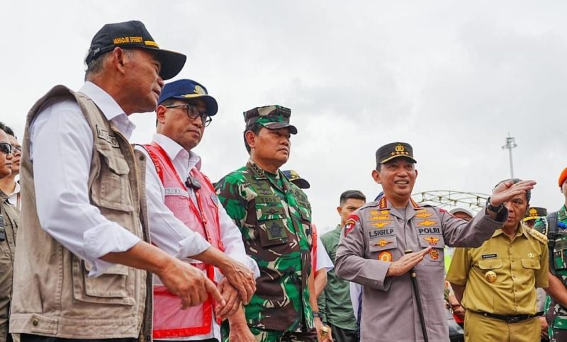 Kapolri Jenderal Listyo Sigit Prabowo ketika meninjau persiapan arus mudik lebaran di Pelabuhan Merak Banten