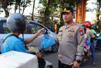 Kapolresta Tanjungpinang Kombes Pol Heribertus Ompusunggu saat bagikan takjil kepada pengguna jalan