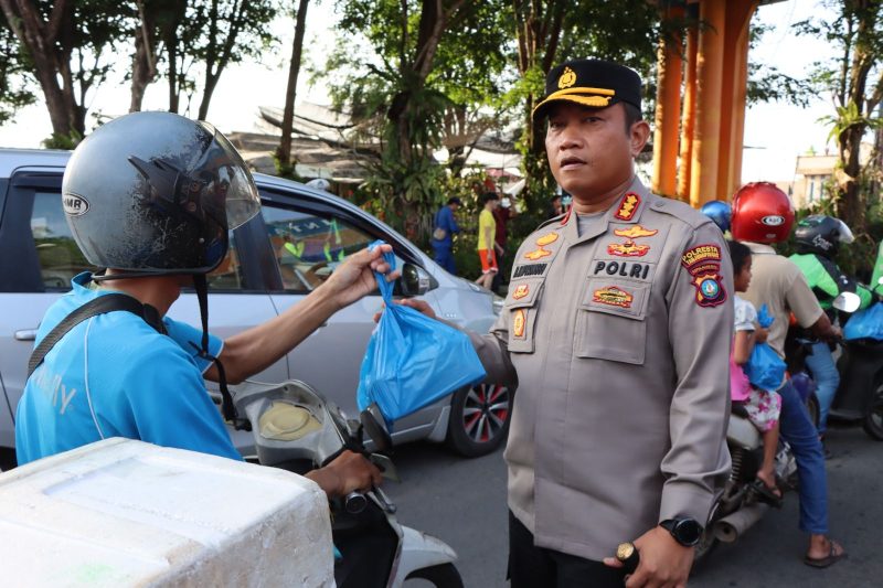 Kapolresta Tanjungpinang Kombes Pol Heribertus Ompusunggu saat bagikan takjil kepada pengguna jalan