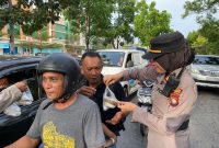 Kapolsek Batam Kota AKP Betty Novia saat berikan takjil kepada pengguna jalan
