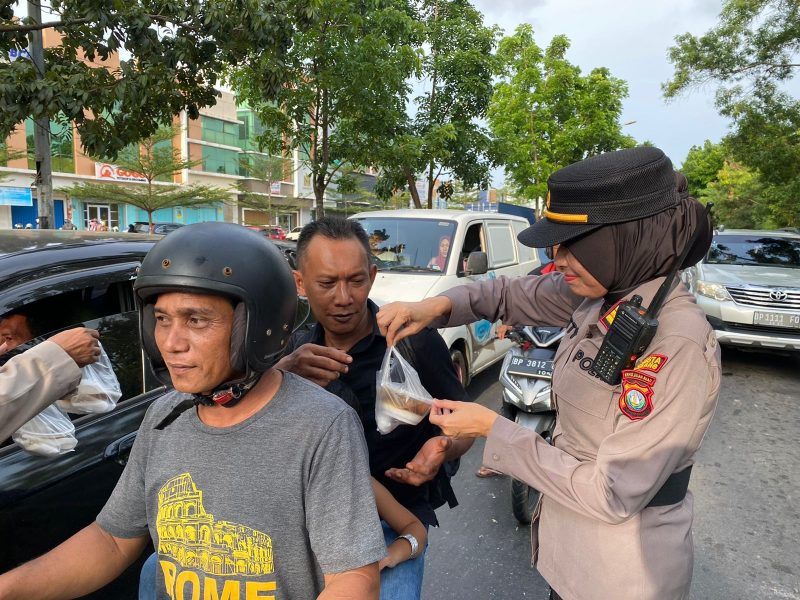 Kapolsek Batam Kota AKP Betty Novia saat berikan takjil kepada pengguna jalan
