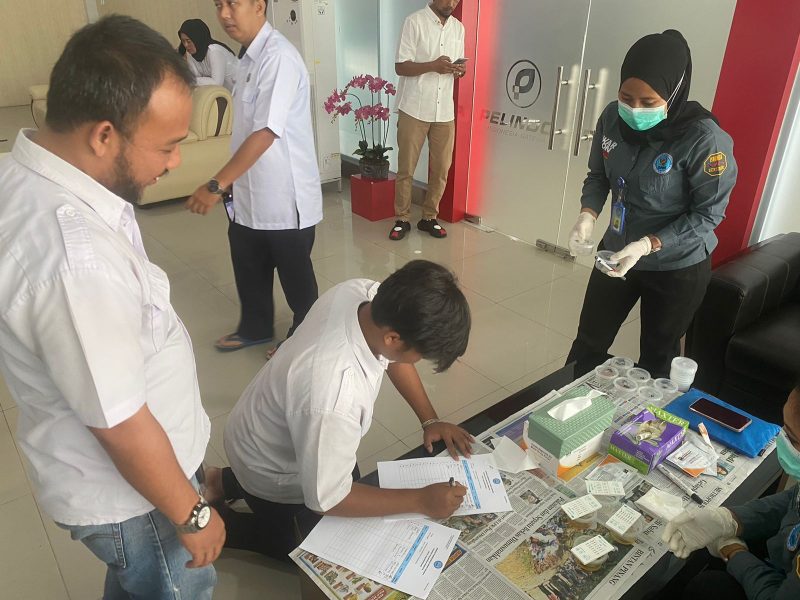 Salah seorang calon penumpang kapal Ferry di Pelabuhan Sri Bintan Pura mengikuti Test urine