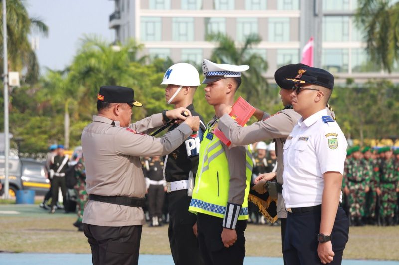 Kapolda Kepri menyematkan pita kepada Personel yang melaksanakan tugas Operasi Ketupat Seligi 2023