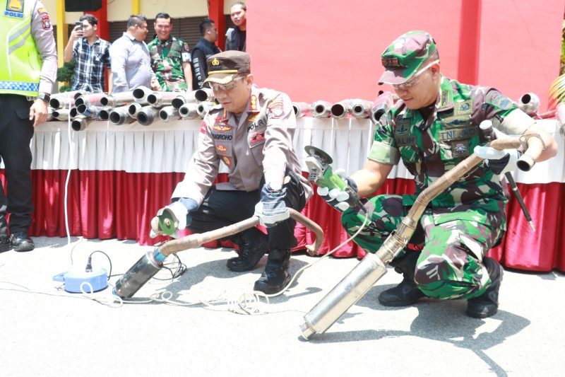 Kapolresta Barelang bersama Dandim 0316 Batam ketika memusnahkan knalpot brong