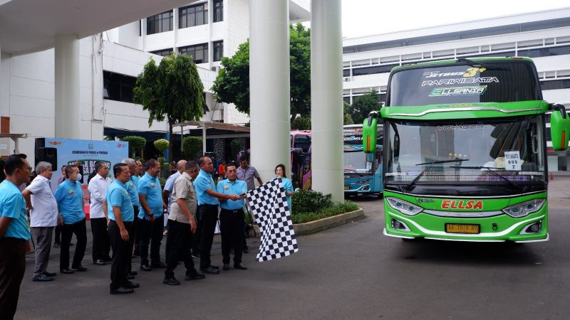 Wakil Jaksa Agung melepas kepergian Bus dalam kegiatan Mudik Bareng Jaksa Agung