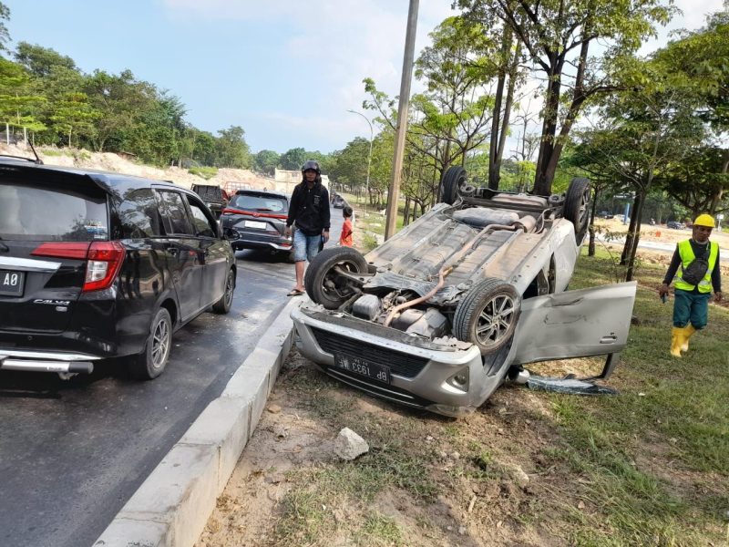 Satu unit mobil Toyota Agya yang terbalik akibat menyerempet truk di depan Kantor Polisi Militer Angkatan Darat