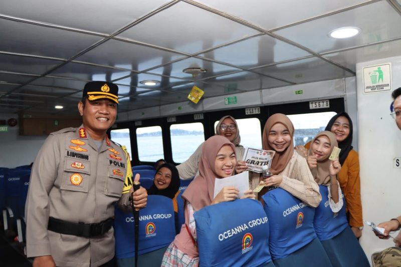 Kapolresta Tanjungpinang Kombes Pol Heribertus Ompusunggu berikan tiket mudik gratis kepada muda mudi yang hendak berlayar dari Pelabuhan Sri Bintan Pura Tanjungpinang