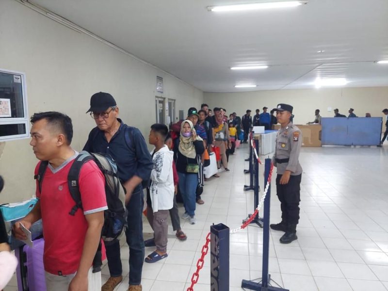 Personel Polsek KKP Pelabuhan Batu Ampar saat mengawasi kedatangan penumpang KM Kelud