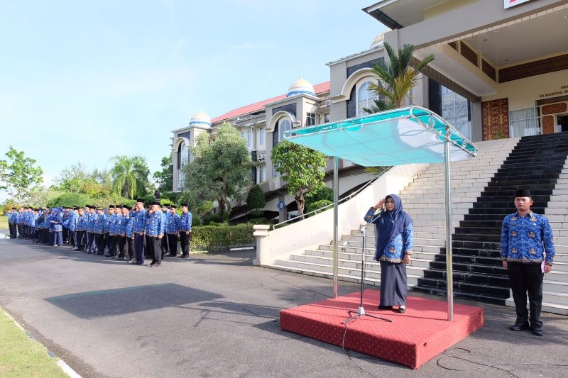 Walikota Tanjungpinang Hj Rahma memimpin upacara peringatan hari Otonomi daerah di Halaman Kantor Walikota Tanjungpinang Senggarang