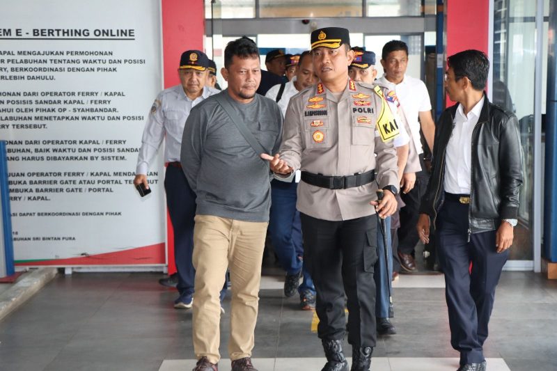 Kapolresta Tanjungpinang Kombes Pol Heribertus Ompusunggu saat berada di Pelabuhan Sri Bintan Pura Tanjungpinang