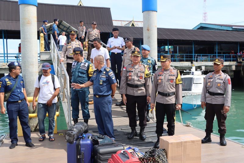 Kapolres Bintan AKBP Riky Iswoyo meninjau aktivitas di Pelabuhan Speed Boat Bulang Linggi Tanjung Uban