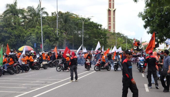 Ratusan Massa Gelar Unras Pada Peringatan Hari Buruh Internasional di Kantor Walikota Dan DPRD Kota Batam