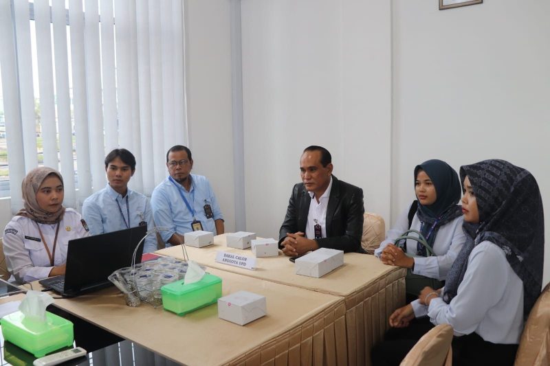 Anggota DPRD Provinsi Kepri Sirajuddin Nur saat Konfrensi pers di Kantor KPU Kepri