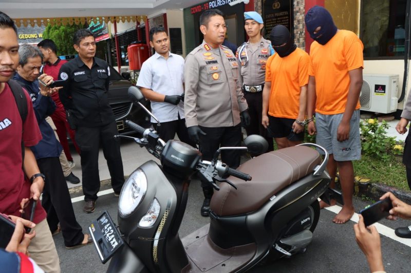 Kedua pelaku pencurian dengan kekerasan beserta beberapa barang bukti yang diamankan Polresta Tanjungpinang