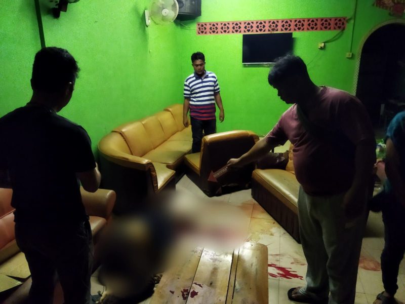 Unit Reskrim Polsek Bintan Utara saat menunjukkan lokasi pembunuhan