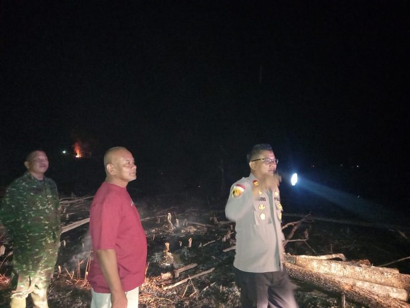 Kapolsek Gunung Kijang bersama Warga sekitar dan Danramil 02 Bintim mengecek langsung lokasi Kebakaran Hutan dan Lahan di Toapaya Utara