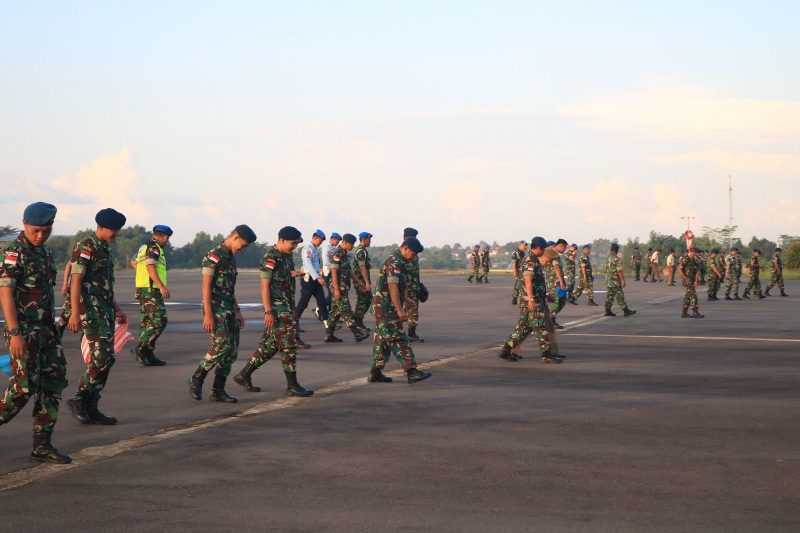 Para Prajurit Lanud RHF Tanjungpinang saat melakukan Korve Koba di Apron