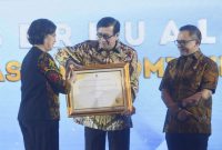 Menteri Hukum dan HAM Yasonna H Laoly menerima penghargaan dari Menteri Keuangan Sri Mulyani