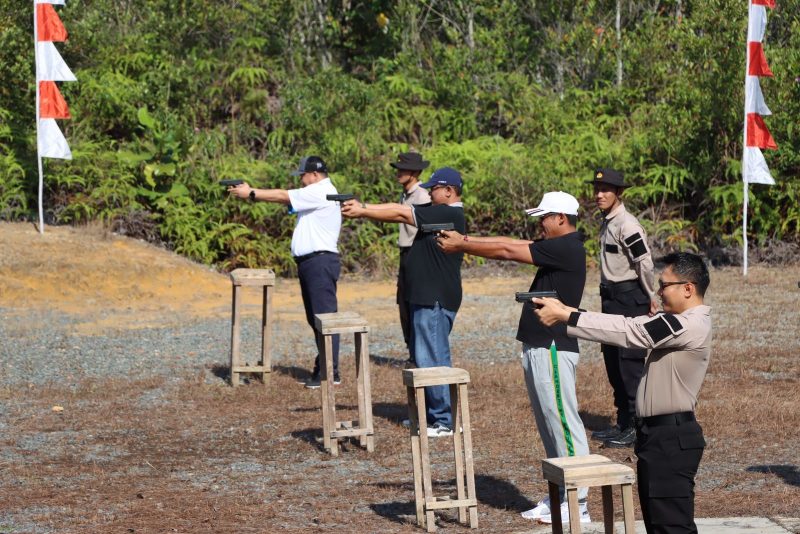 Lomba menembak yang diadakan Polres Bintan dalam memperingati Hari Bhayangkara ke 77