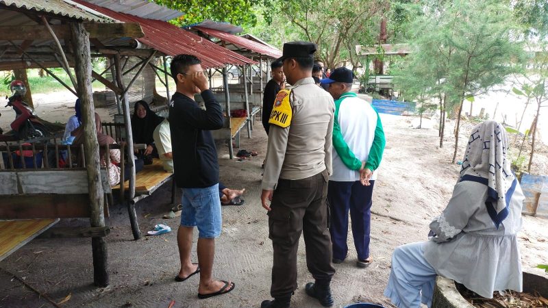 Personil Polsek Gunung Kijang beri himbauan kepada pengunjung pantai di akhir pekan
