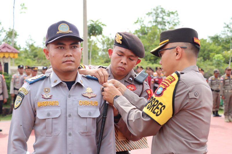 Kapolres Bintan AKBP Riky Iswoyo meyematkan bet kepada perwakilan petugas Operasi Patuh Seligi