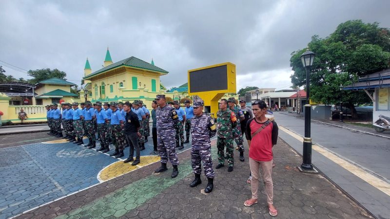 Seluruh personil yang terlibat dalam Bakti Sosial Lanud RHF Tanjungpinang di Balai Kelurahan Pulau Penyengat