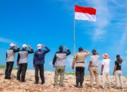 Bhabinkamtibmas Kelurahan Tanjungpinang Barat Kibarkan Merah Putih di Pulau Paku Sebagai Pulau Perbatasan