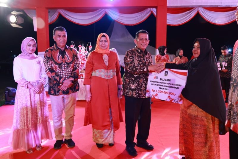 Gubernur Kepri Ansar Ahmad secara simbolis menyerahkan bantuan tali asih kepada salah satu perwakilan Veteran Kepri di Natuna