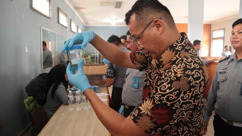 Kepala BNNK Tanjungpinang saat mengecek hasil test urine Petugas Lapas Narkotika Kelas IIA Tanjungpinang